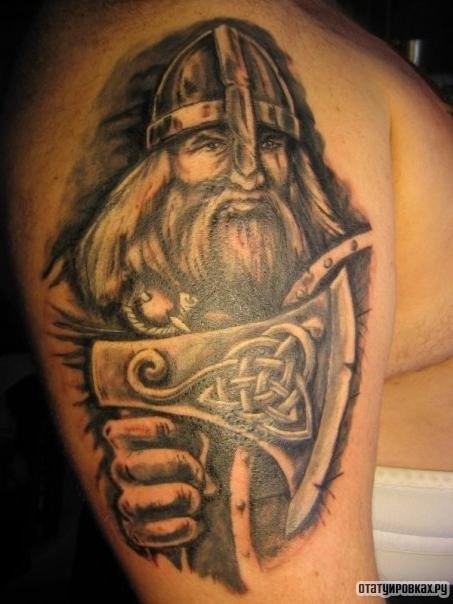 Фотография татуировки под названием «Викинг с топором»