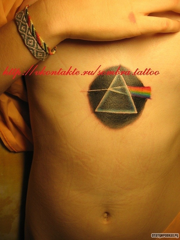 Фотография татуировки под названием «Треугольник на фоне черного круга»