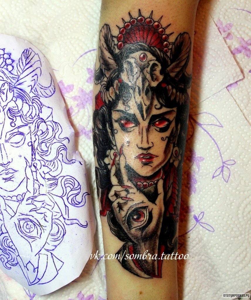 Фотография татуировки под названием «Девушка с глазом на руке»
