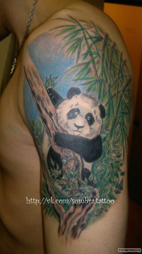 Фотография татуировки под названием «Панда на дереве»