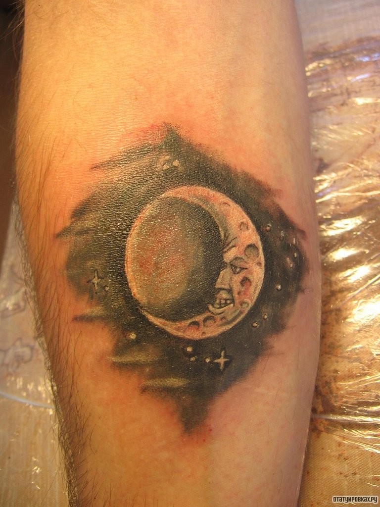 Фотография татуировки под названием «Луна и месяц»