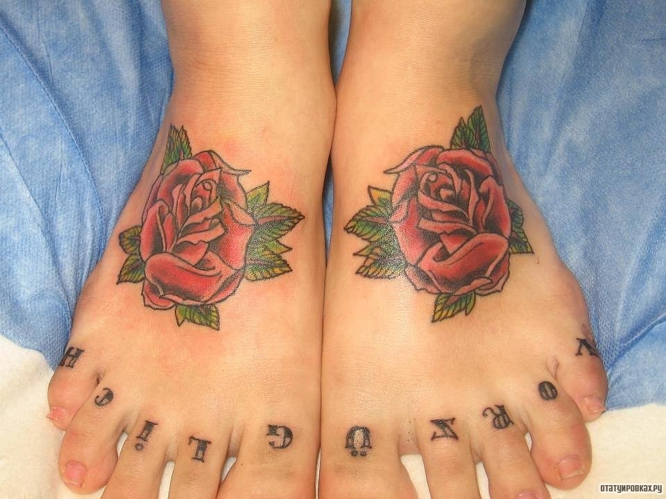 Фотография татуировки под названием «Две розы и надпись»