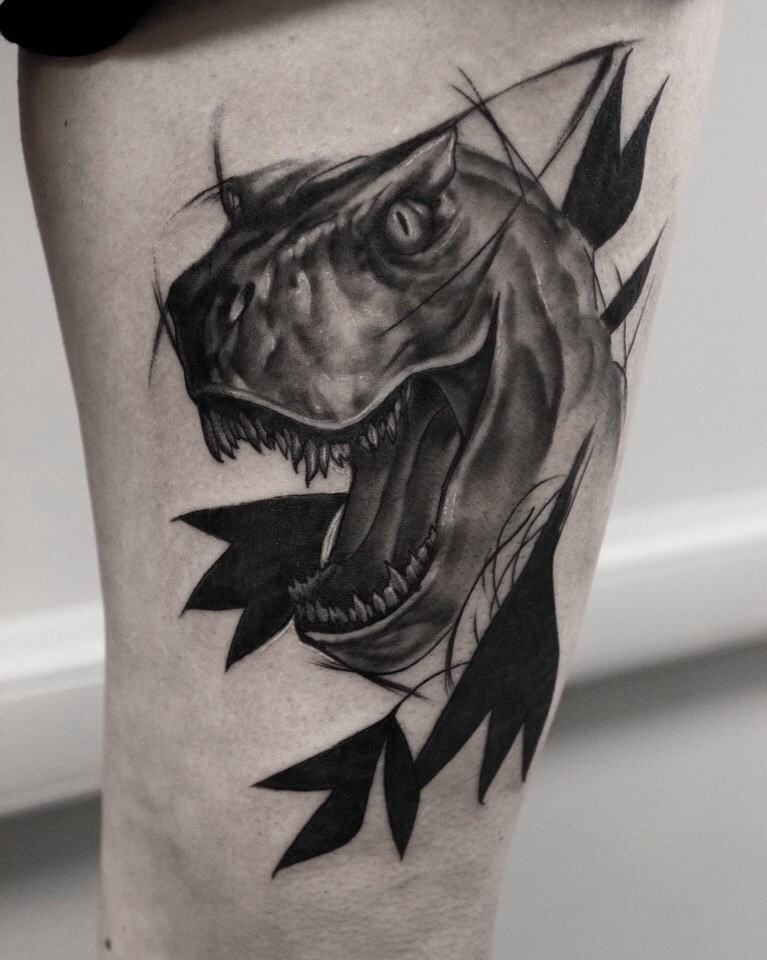 Фотография татуировки под названием «Динозавр с листьями»