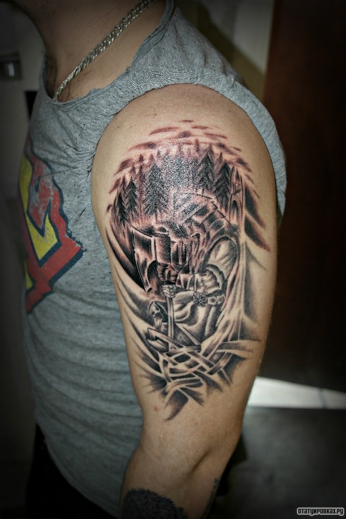 Фотография татуировки под названием «Палач на фоне елок»