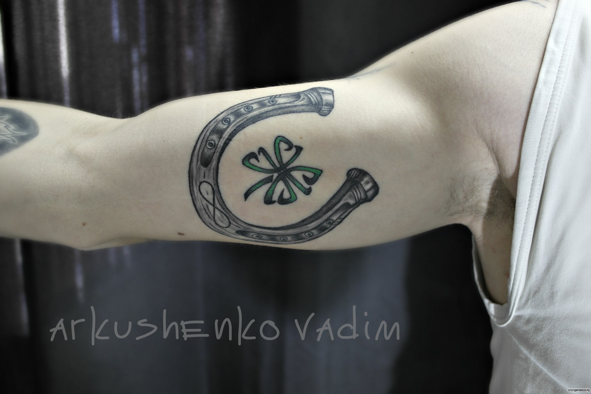 Фотография татуировки под названием «Подкова и клевер»