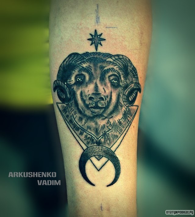 Фотография татуировки под названием «Баран и месяц»