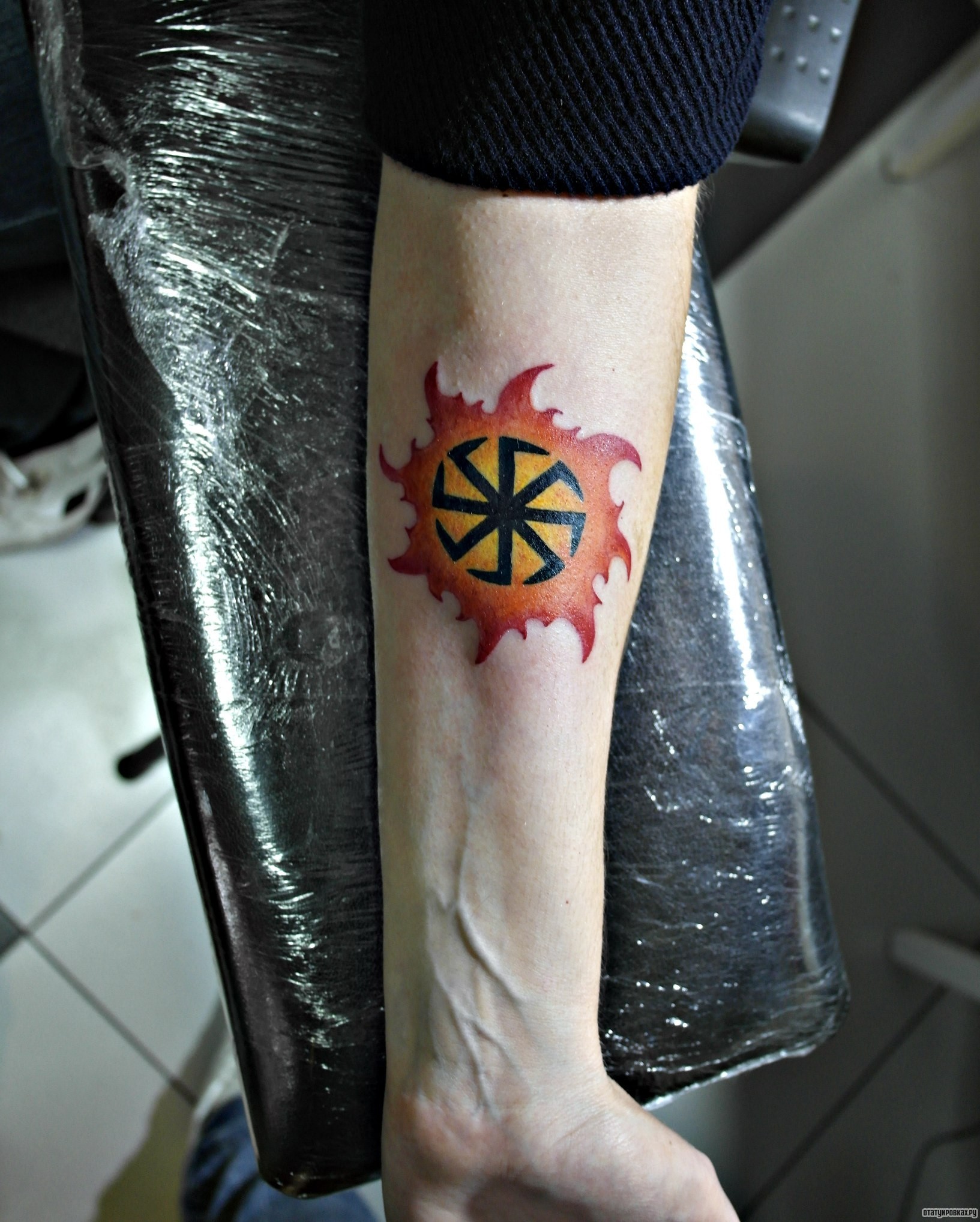 Фотография татуировки под названием «Коловрат и солнце»