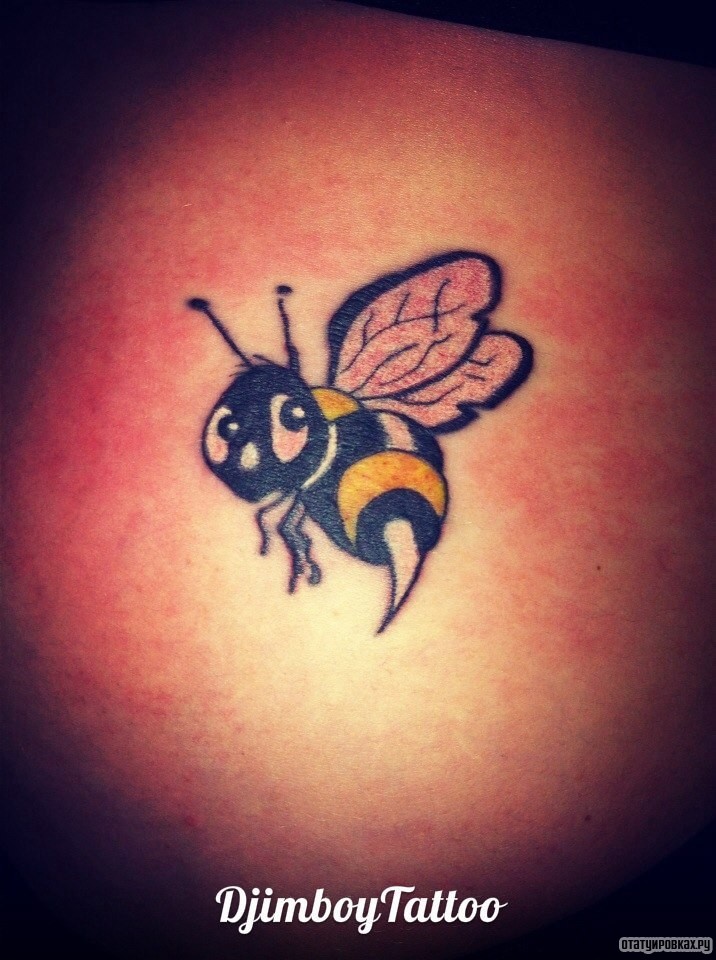 Фотография татуировки под названием «Пчела»