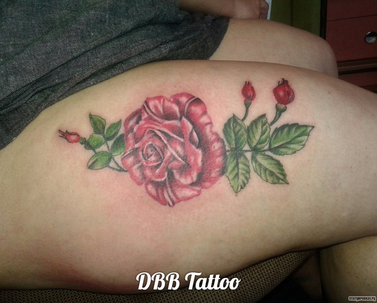 Фотография татуировки под названием «Роза с листьями»