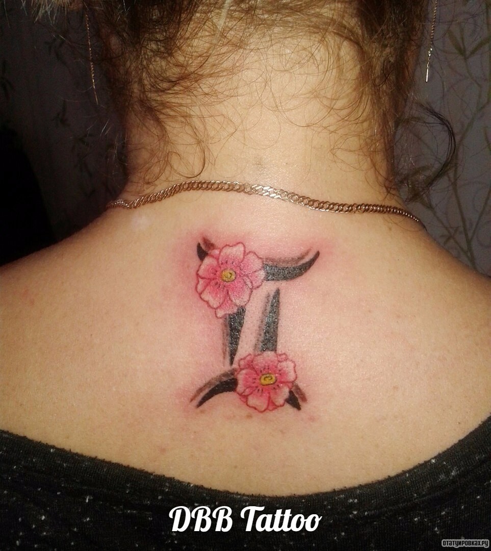 Фотография татуировки под названием «Два цветка сакуры»