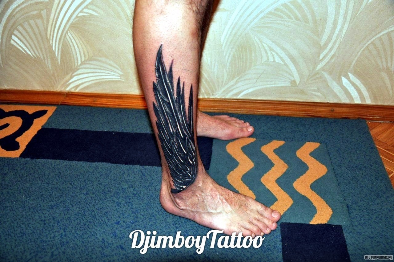 Фотография татуировки под названием «Крыло черное»