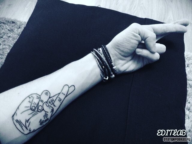 Фотография татуировки под названием «Два скрещенных пальца»