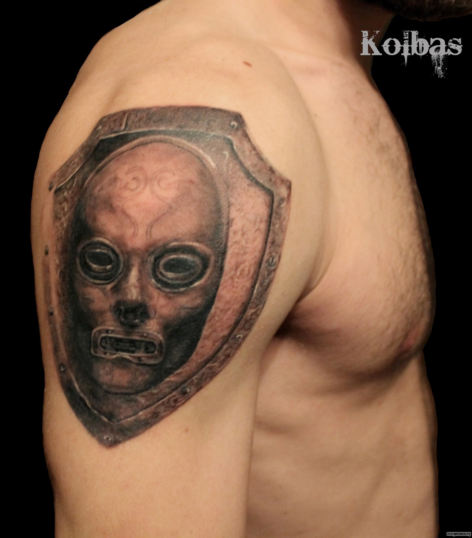 Фотография татуировки под названием «Щит с маской»