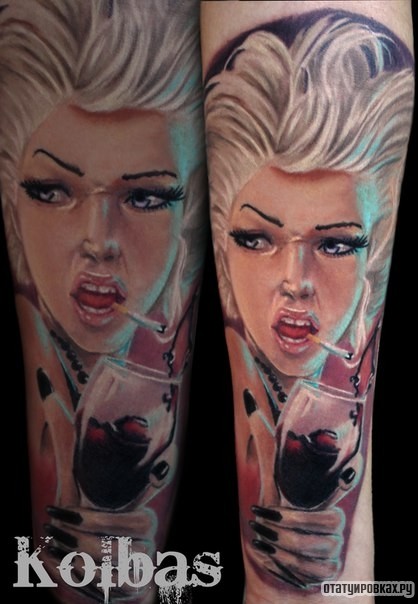 Фотография татуировки под названием «Девушка с сигаретой и бокалом вина»