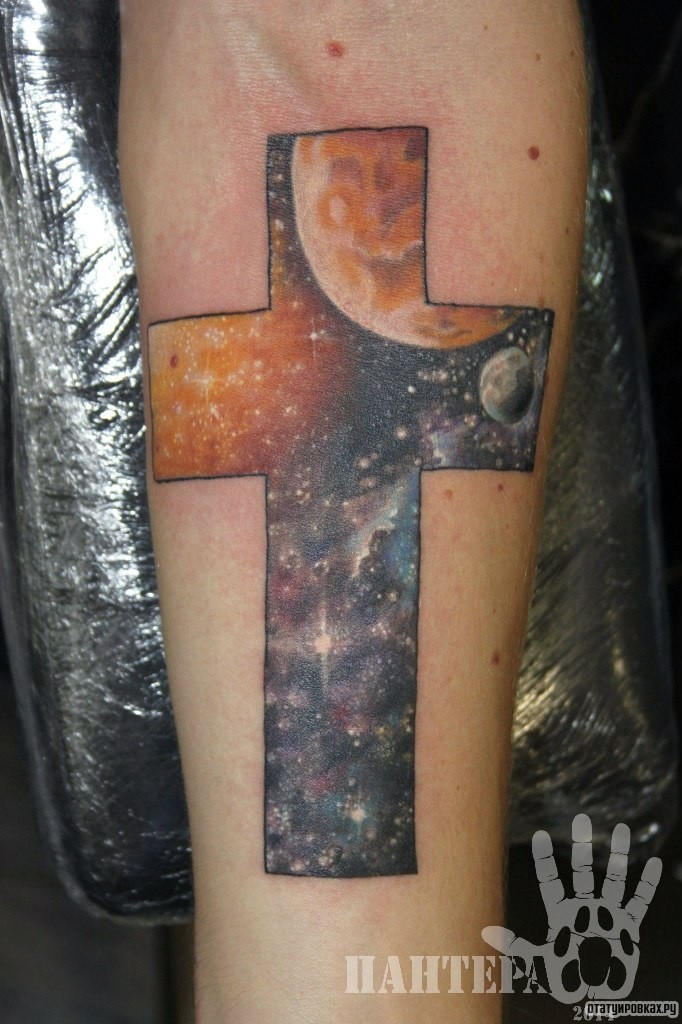 Фотография татуировки под названием «Крест с космосом»