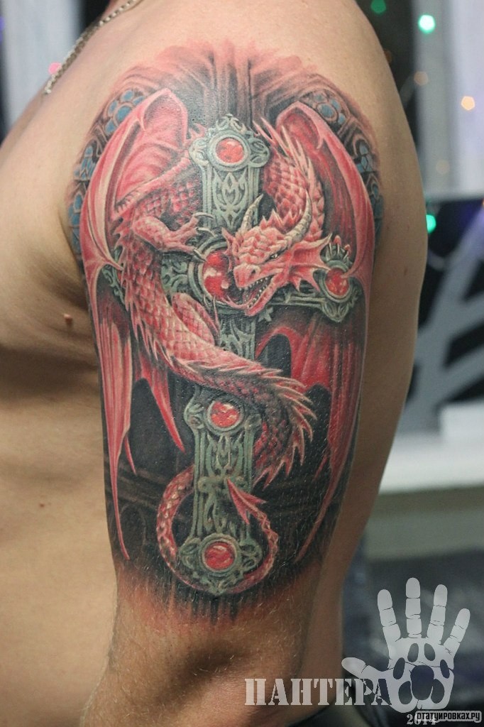 Фотография татуировки под названием «Драксный дракон вокруг креста»