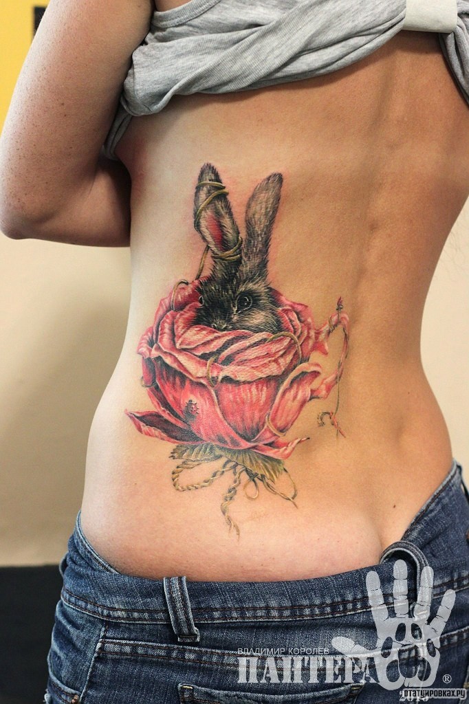 Фотография татуировки под названием «Заяц в розе»