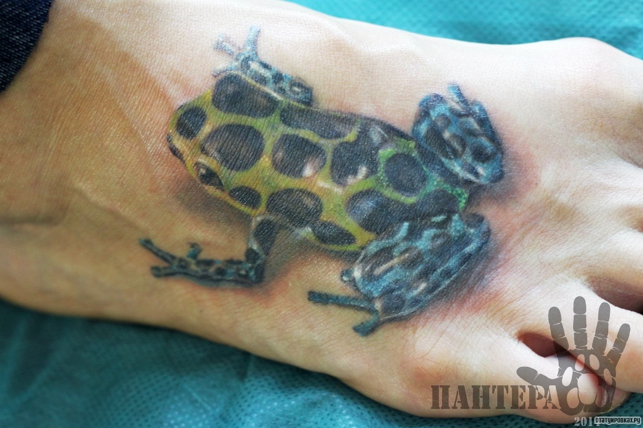 Фотография татуировки под названием «Челеная лягушка с черными пятнами»