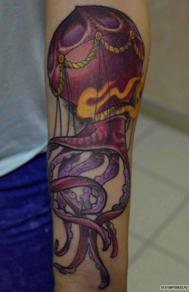 Фотография татуировки под названием «Осьминог как воздушный шар»