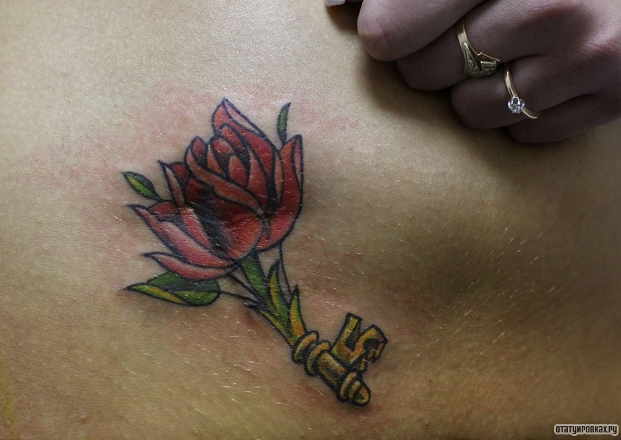 Фотография татуировки под названием «Цветок ключ»