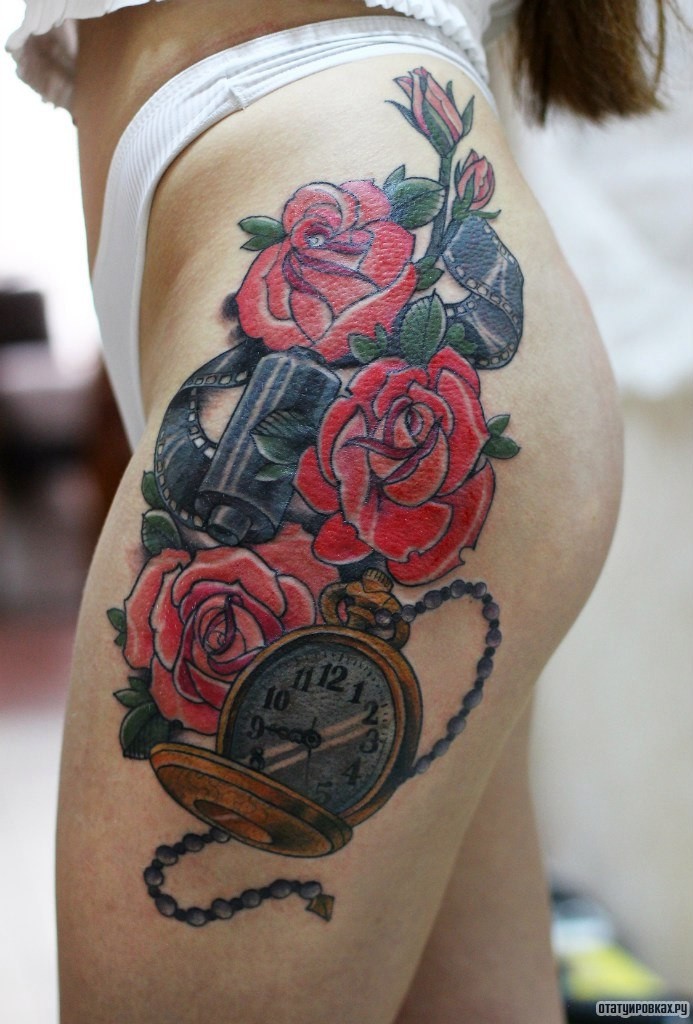 Фотография татуировки под названием «Розы, часы, кинопленка»