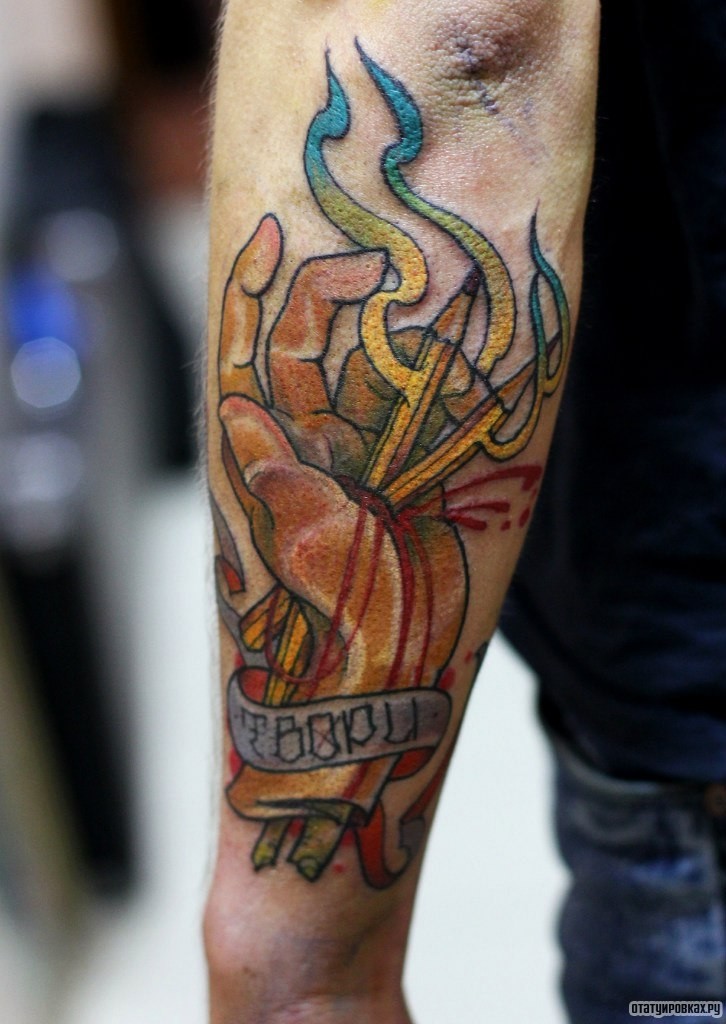Фотография татуировки под названием «Рука, пронизанная карандашами»