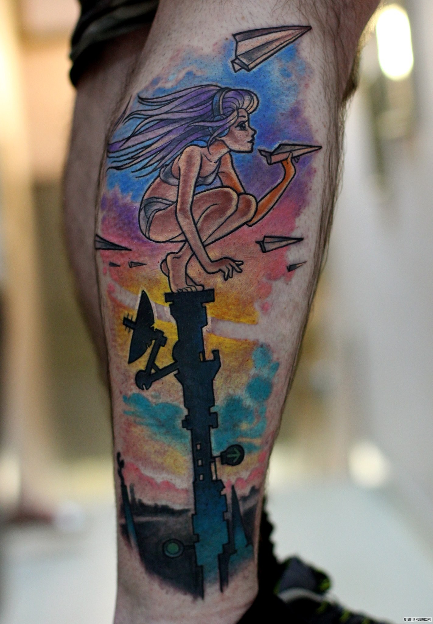 Фотография татуировки под названием «Девушка пускает самолетики»