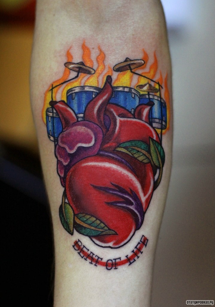 Фотография татуировки под названием «Сердце и барабаны с игнем»