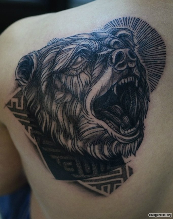 Фотография татуировки под названием «Медведь орет»