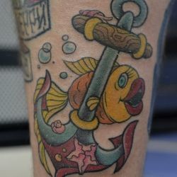 Золотая рыбка и якорь мультяшная тату мастера Ксения Aleida