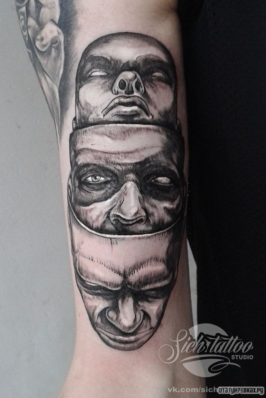 Фотография татуировки под названием «Три маски»