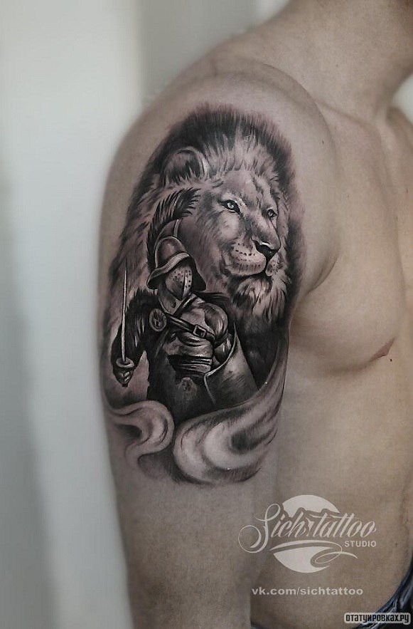 Фотография татуировки под названием «Лев с воином»