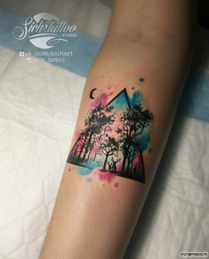 Фотография татуировки под названием «Деревья и треугольник»