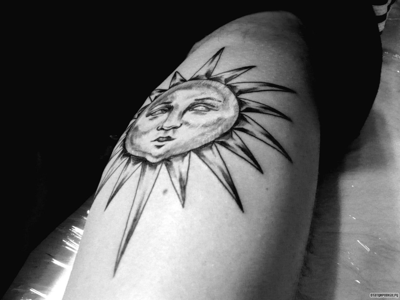 Фотография татуировки под названием «Солнце и лицо»