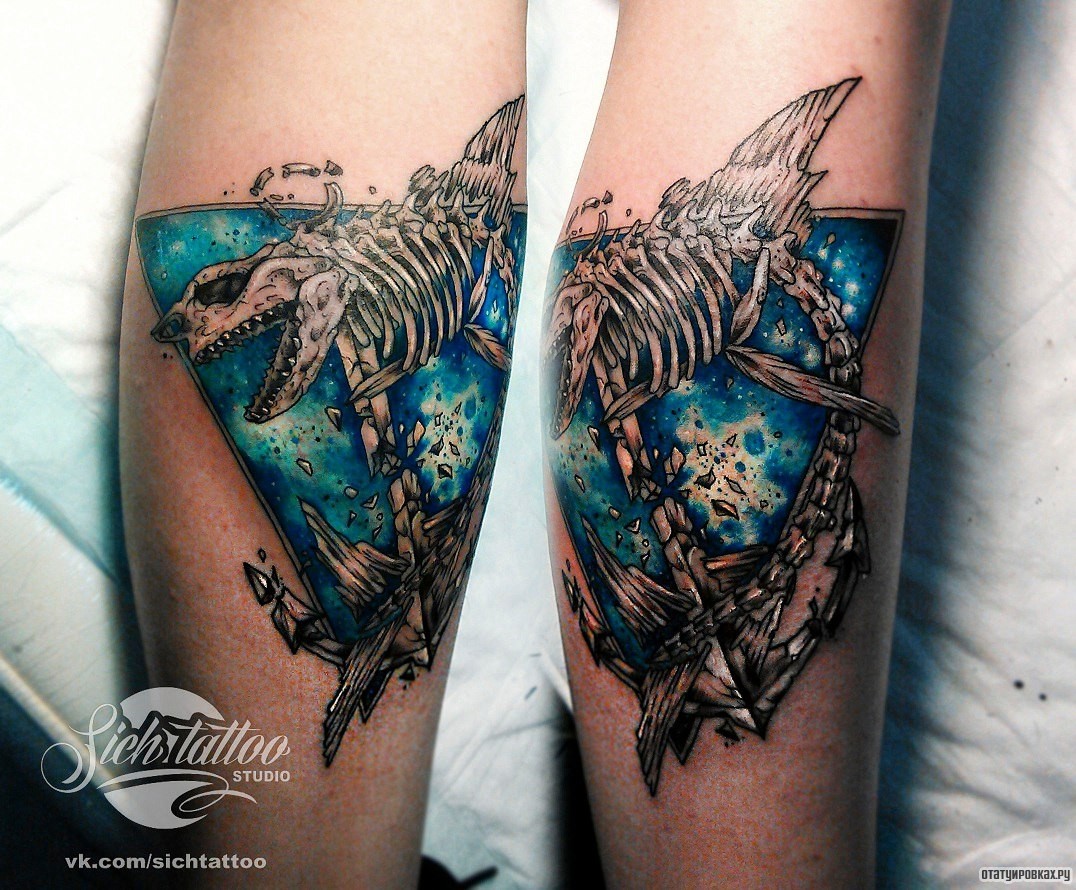 Фотография татуировки под названием «Скелет акулы, якорь и треугольник»