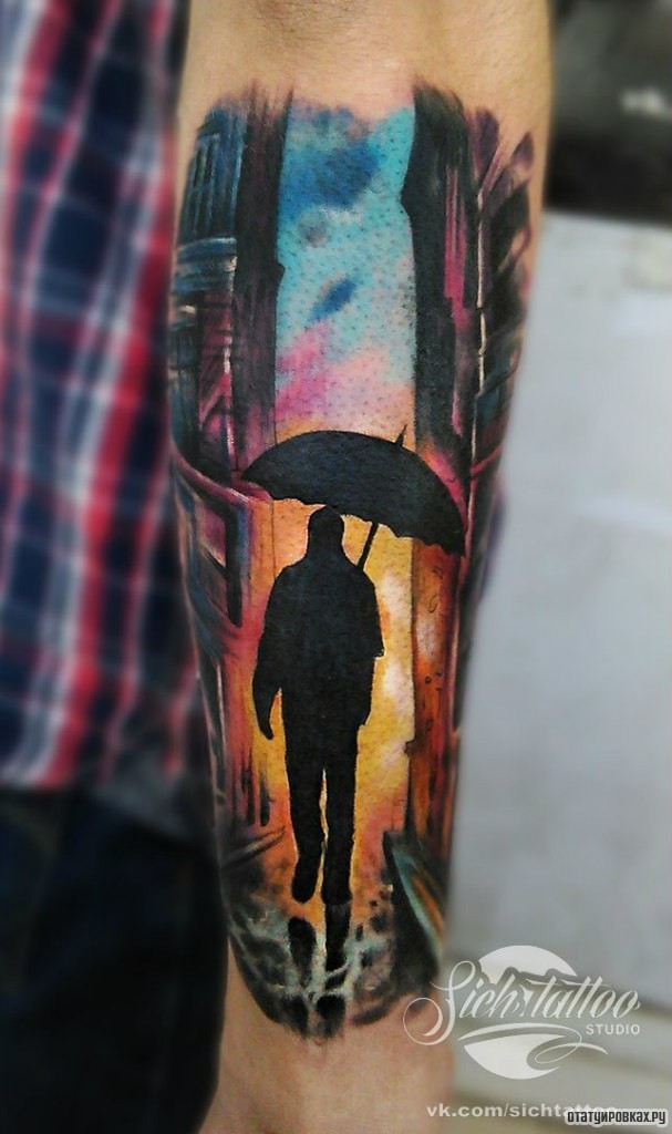 Фотография татуировки под названием «Человек под зонтом на фоне города»