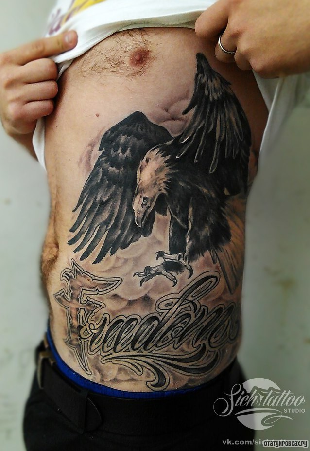 Фотография татуировки под названием «Ворон и надпись»