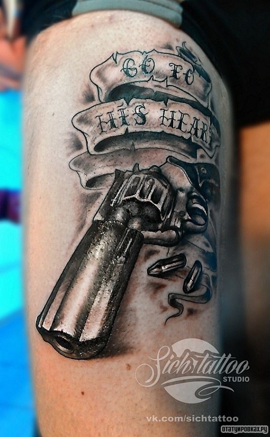 Фотография татуировки под названием «Револьвер пистолет и патроны»
