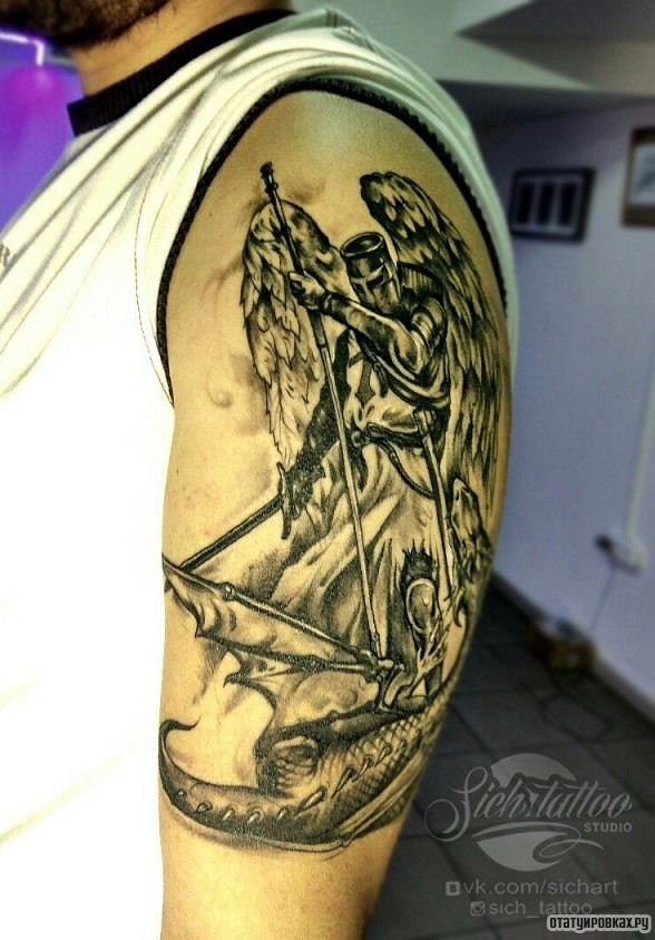 Фотография татуировки под названием «Архангел сражается с драконом»