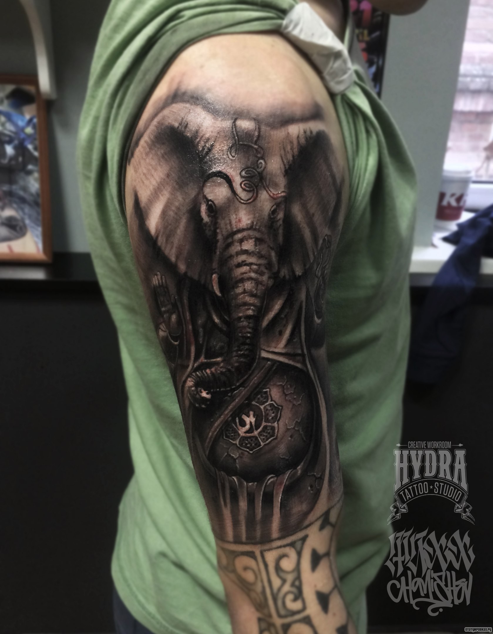 Фотография татуировки под названием «Слон и узор мандалы»