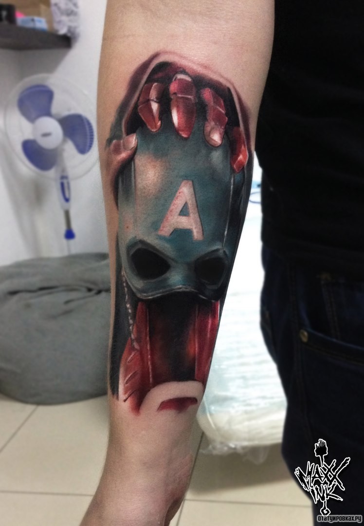 Фотография татуировки под названием «Маска с буквой а»