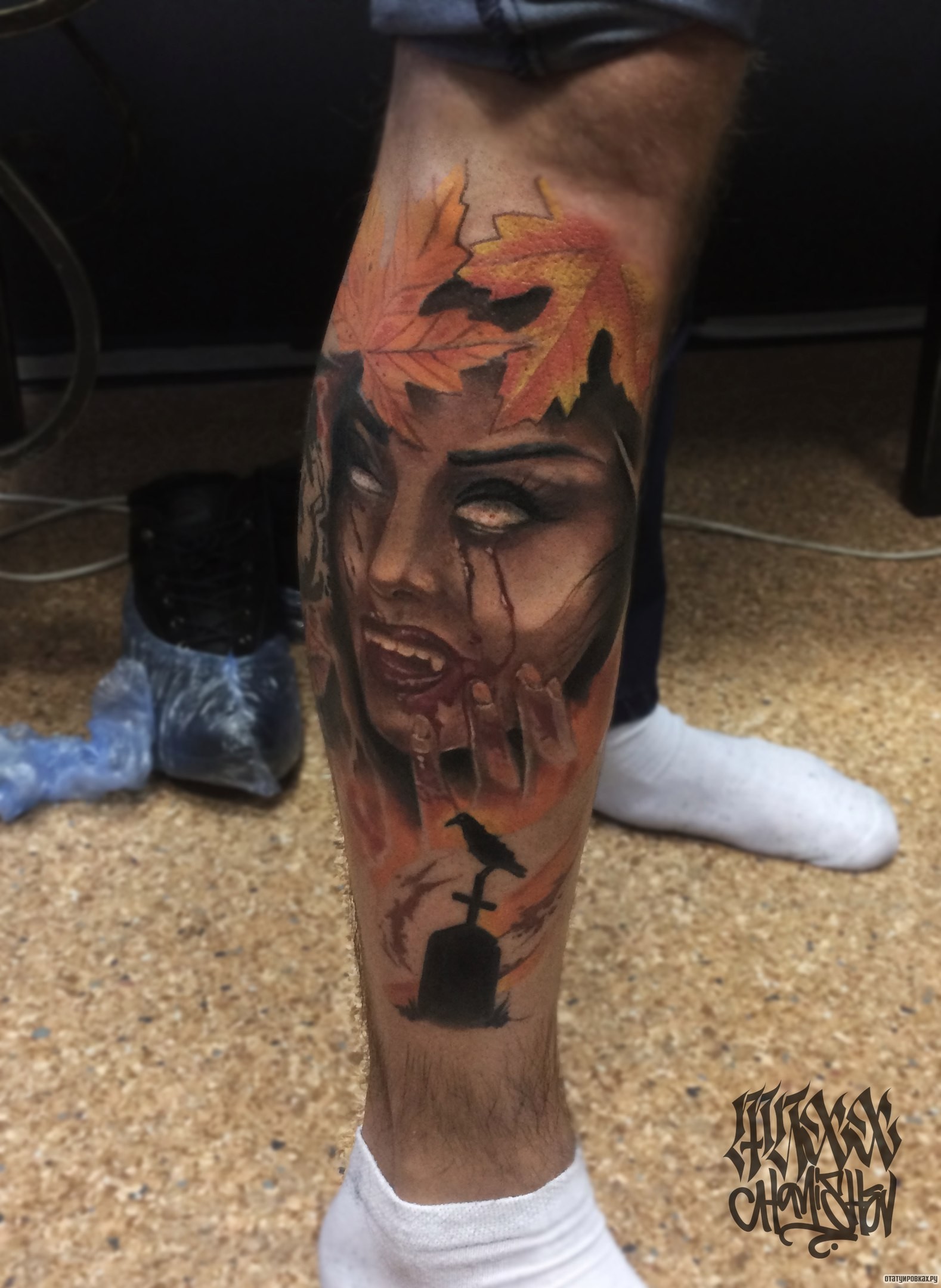 Фотография татуировки под названием «Девушка с кровавыми слезами и кленовые листья»