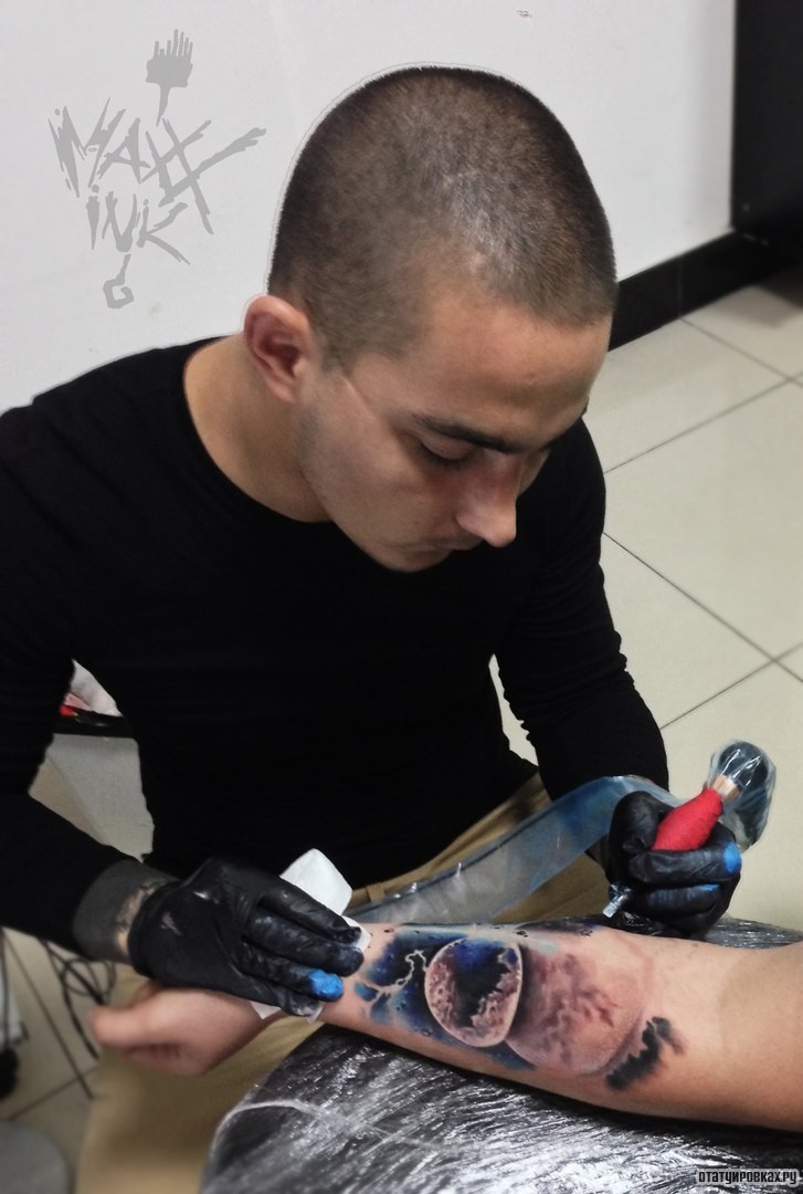 Фотография татуировки под названием «Человек рисует космос»