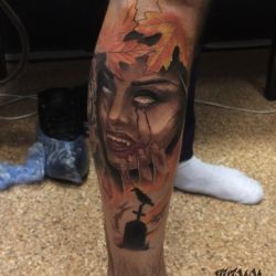 Девушка с кровавыми слезами и кленовые листья