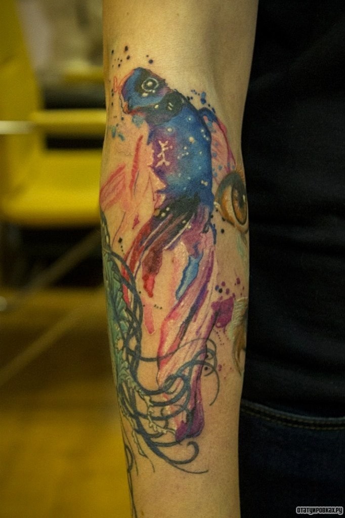 Фотография татуировки под названием «Абстрактная акварель птичка»