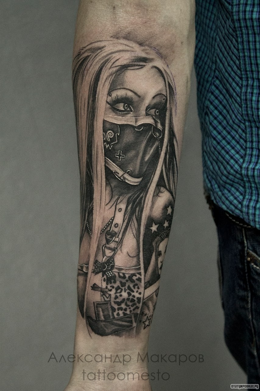 Фотография татуировки под названием «Девушка с маской на рту»