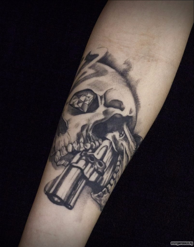 Фотография татуировки под названием «Череп и пистолет»