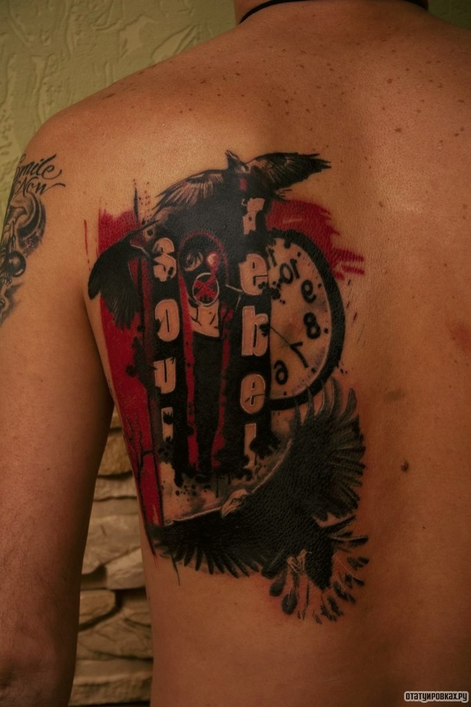 Фотография татуировки под названием «Надписи и часы с птицами»