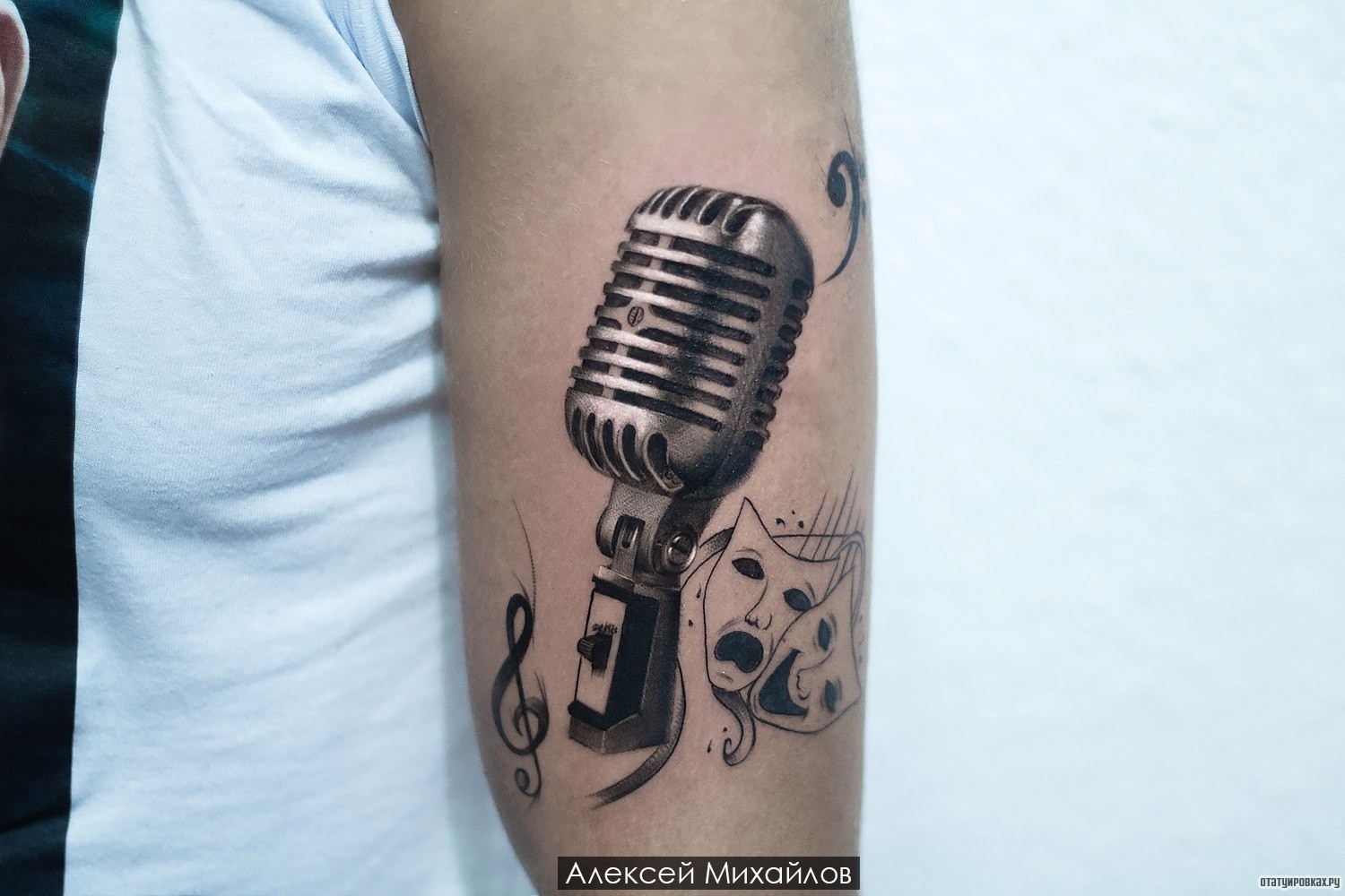 Фотография татуировки под названием «Студийный микрофон»