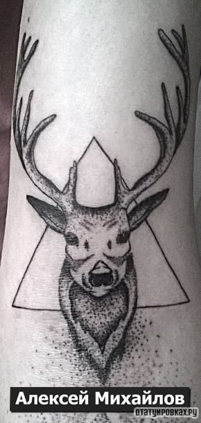 Фотография татуировки под названием «Олень в треугольнике»